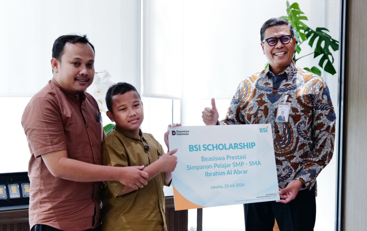 BSI memberikan beasiswa hingga SMA dan umrah kepada Ibrahim Al Abrar. (Foto: BSI for jatimnow.com)