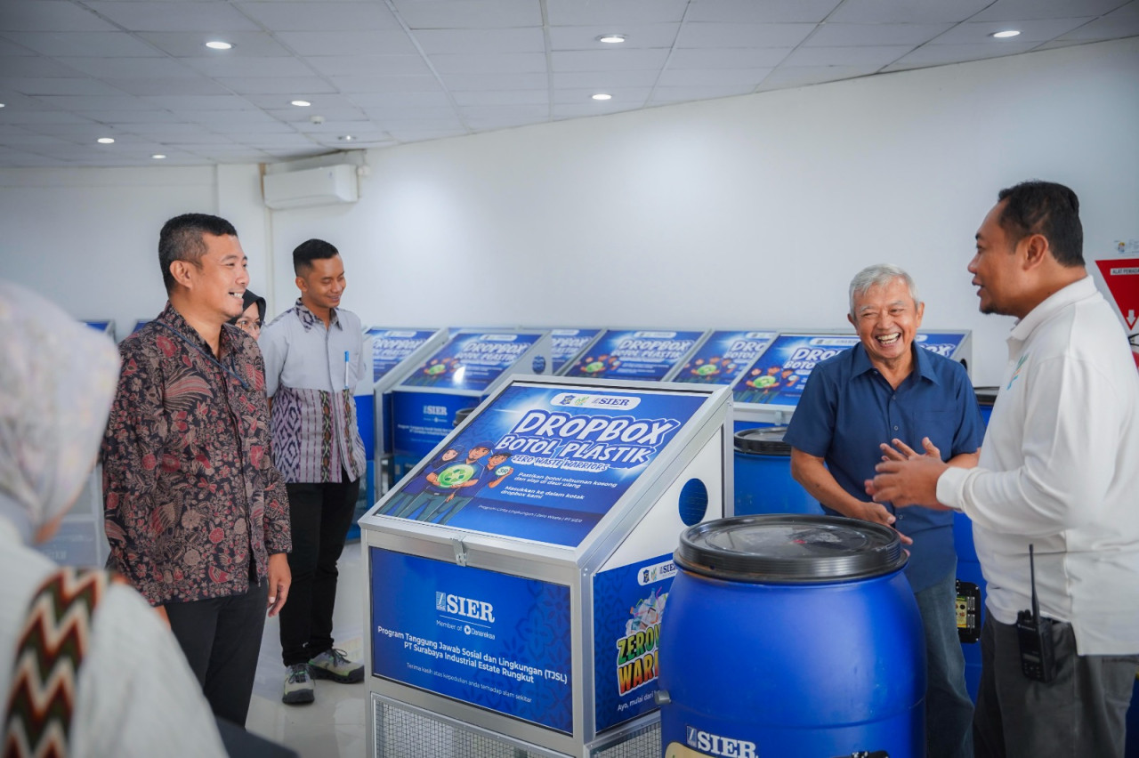 Penyerahan bantuan 12 unit dropbox sampah anorganik dan 30 unit alat komposter dari PT SIER. (Foto: Humas PT SIER for jatimnow.com)