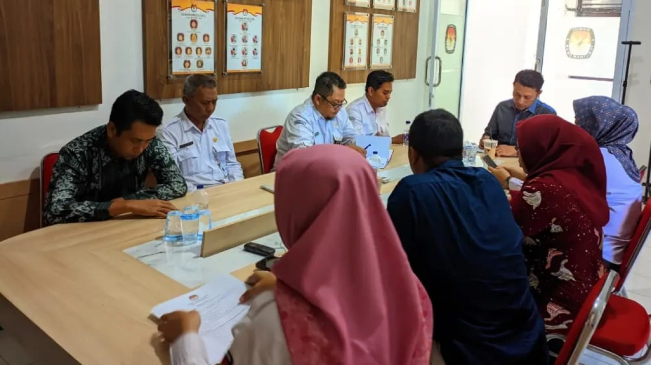 KPU Kota Probolinggo saat melakukan rapat pleno. (Foto: instargam kpuprobolinggokota)