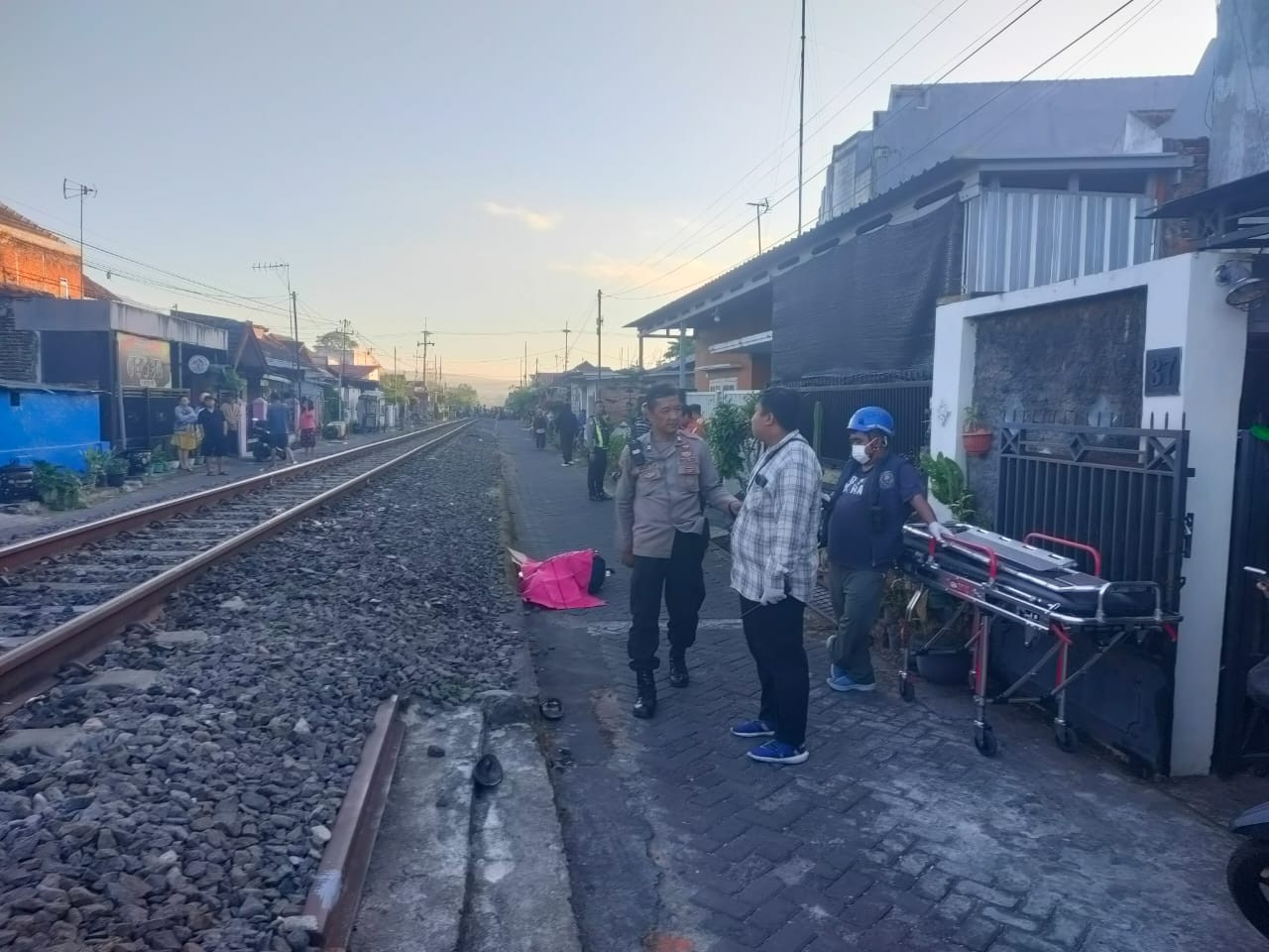 Terekam CCTV, Kakek 77 Tahun di Malang Tewas Usai Sengaja Tiduran di Rel Kereta