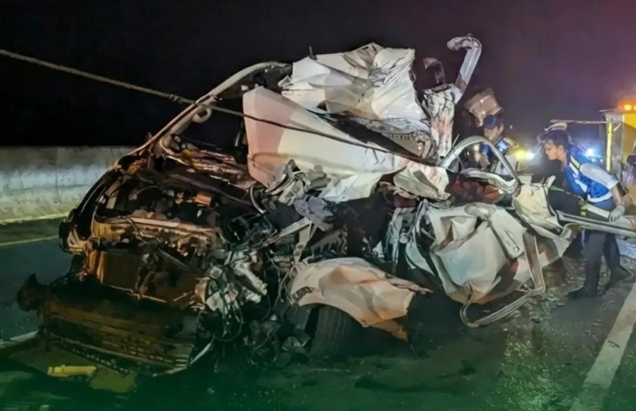 Proses evakuasi Toyota Hiace  di Tol Pandaan - Malang, tepatnya di KM 76+800 lajur A (arah Malang), pada Rabu (22/7/2026) malam. (Foto: PJR Polda Jatim for jatimnow.com)
