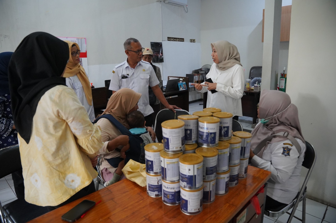 SIER salurkan bantuan susu khusus bagi balita stunting di Kelurahan Tenggilis Mejoyo. (Foto: Humas PT SIER for jatimnow.com)