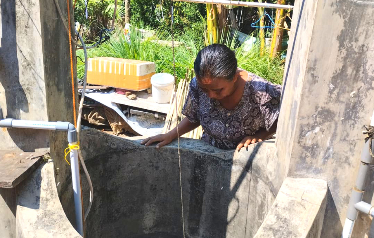 Warga saat melihat kondisi sumur yang kering. (Foto: Istimewa)