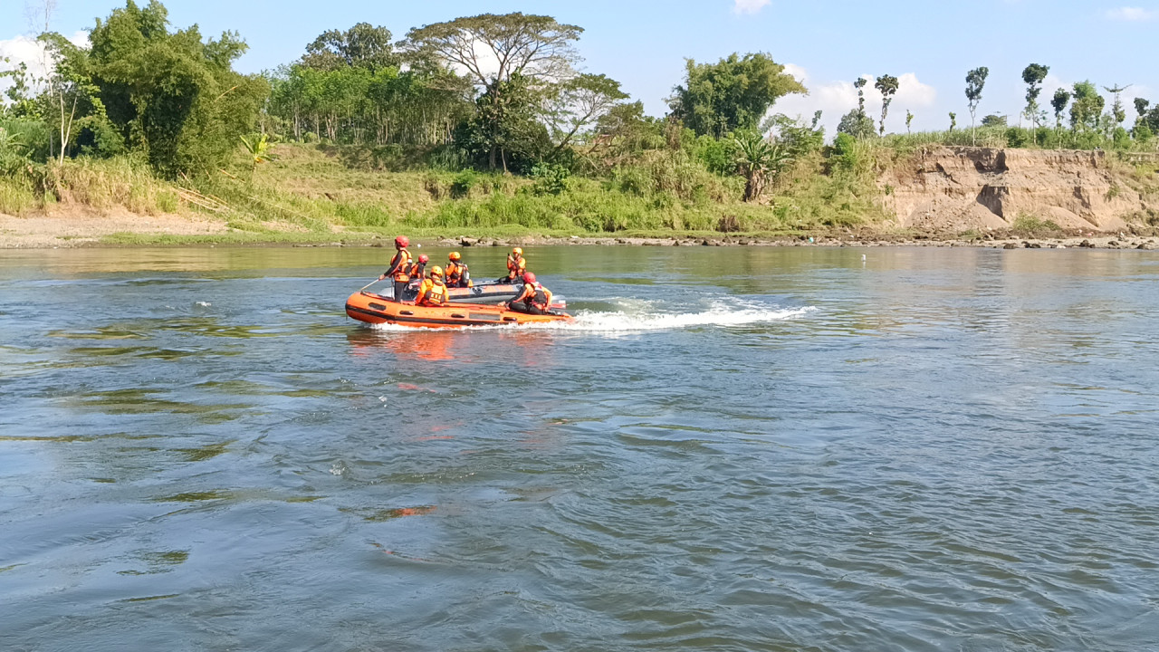 Proses pencarian korban tenggelam di Tulungagung yang dilakukan tim SAR gabungan. (Foto: Bramanta/jatimnow.com)