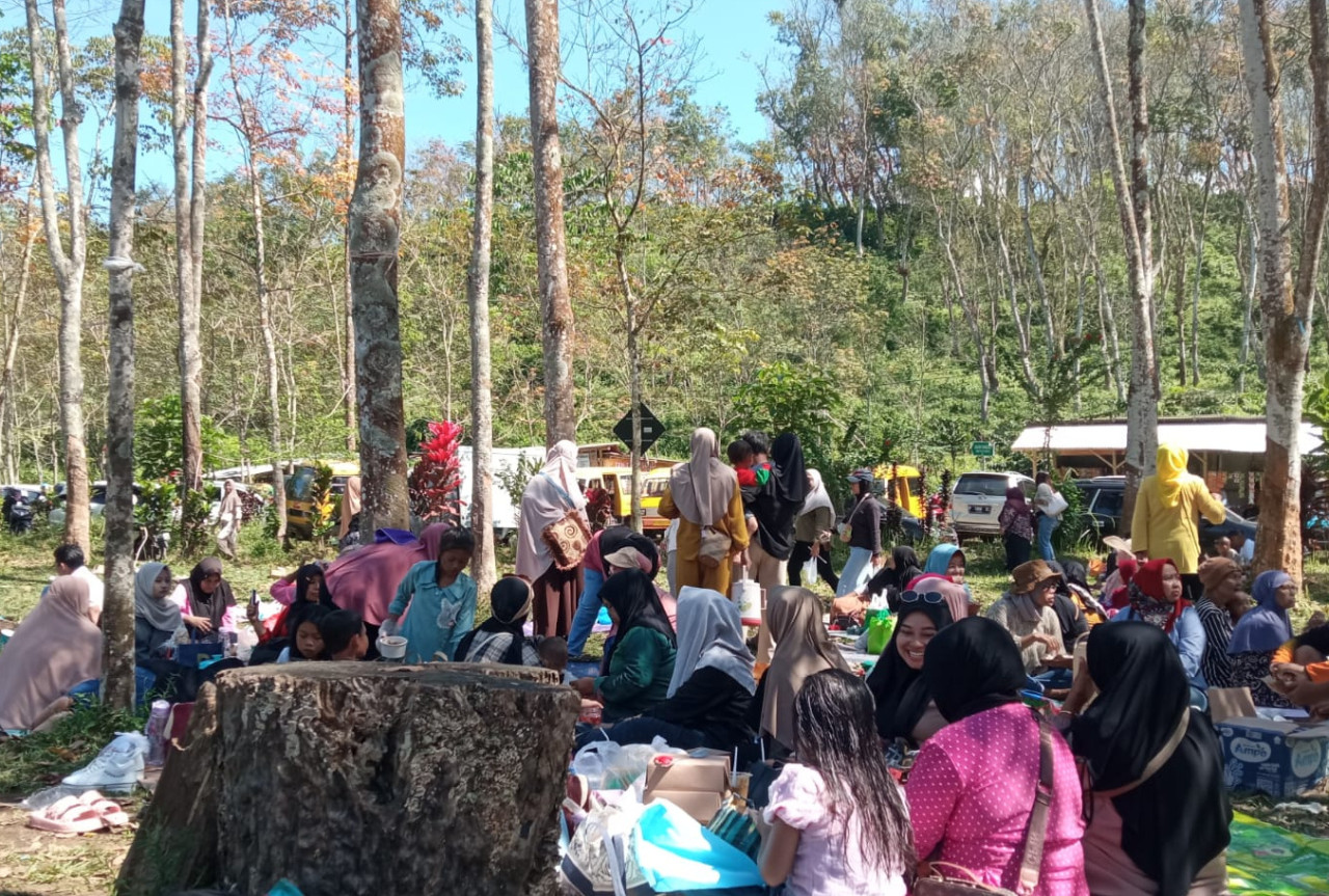 Pengunjung memadati area Wisata Kalijompo, Jember. (Foto: Sugianto/ jatimnow.com)