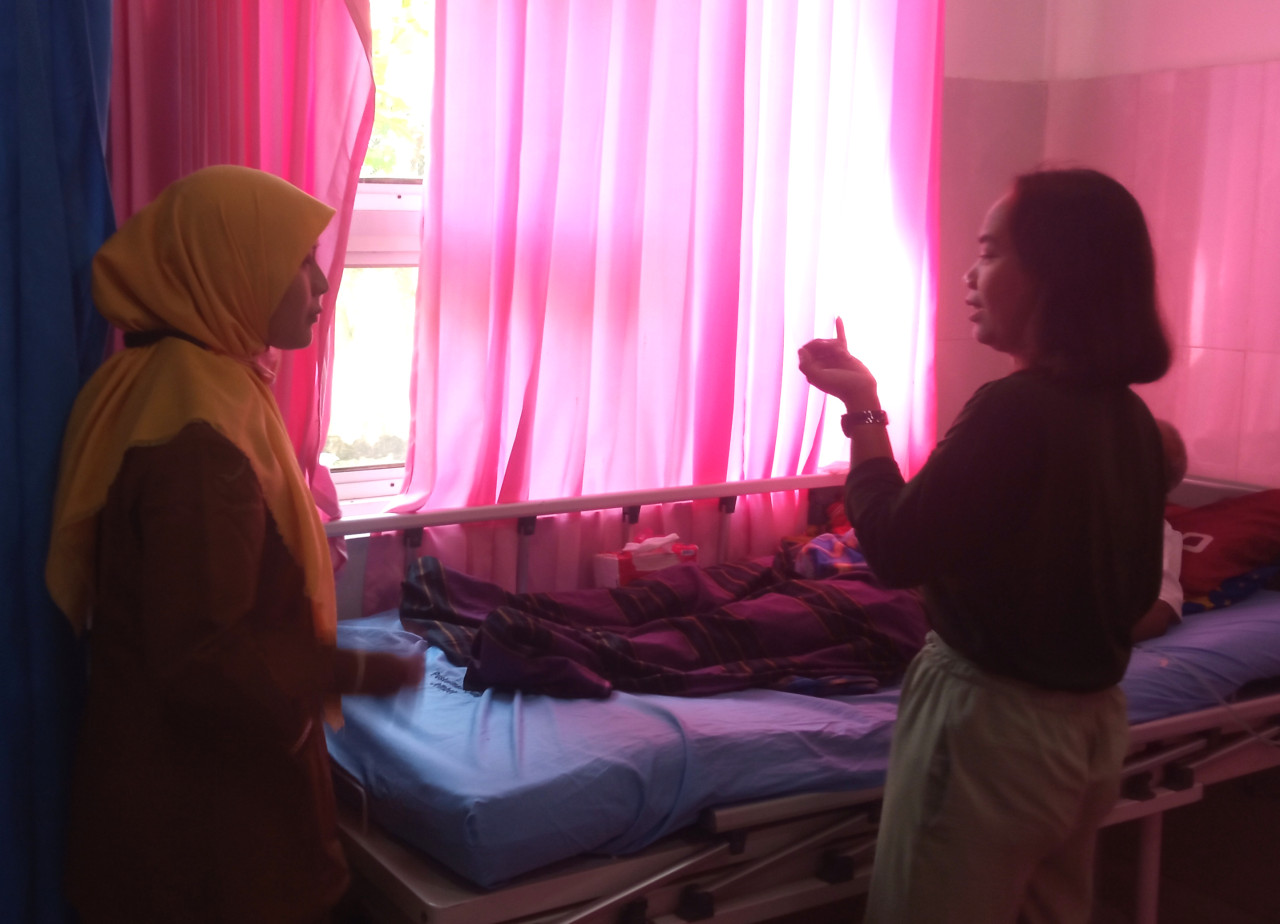 Gimun menjalani perawatan di Puskesmas Ajung, Jember. (Foto: Sugianto/ jatimnow.com)