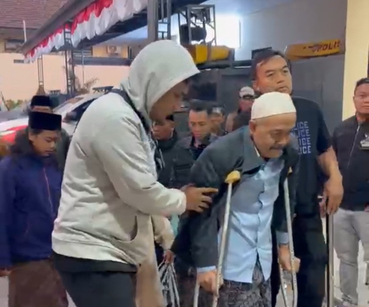 Yakuza Maneges Malang saat menyerahkan terduga pelaku pelecehan seksual santriawati ke Polres Malang (Foto: Yakuza Maneges Malang for jatimnow.com)