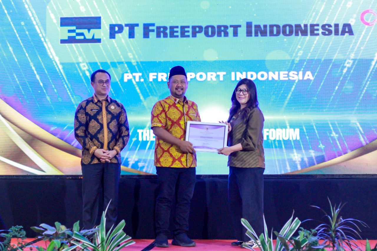 Bupati Gresik Fandi Akhmad Yani didampingi Kepala DPMPTSP Kabupaten Gresik Reza Pahlevi saat memberikan penghargaan kepada perwakilan PT Freeport Indonesia. (Foto: Sahlul Fahmi/jatimnow.com)