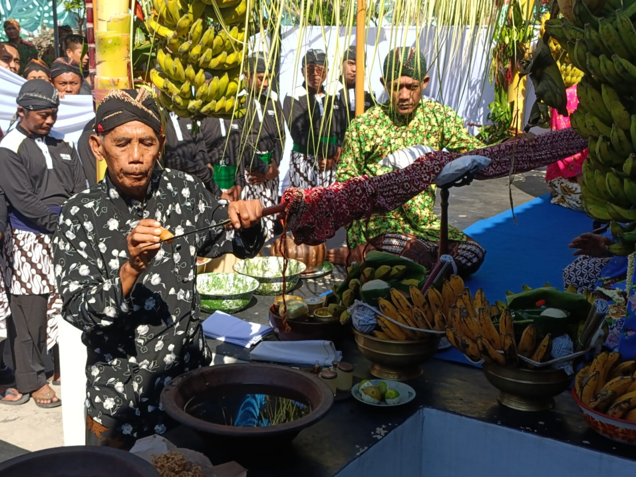 Prosesi jamasan tombak Kyai Upas di Tulungagung. (Foto: Bramanta/jatimnow.com)