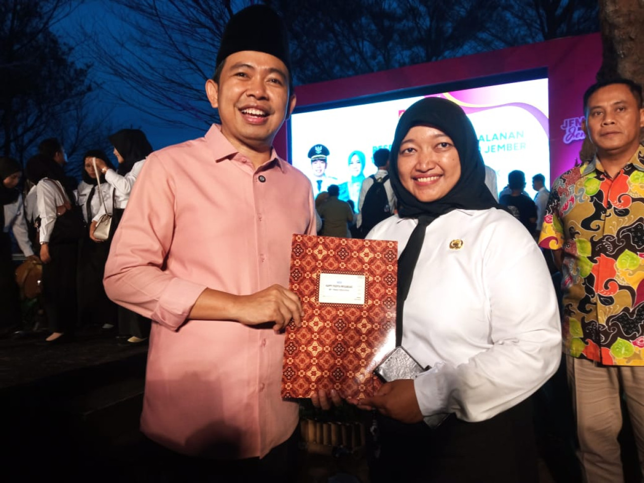 Bupati Jember Gus Fawait saat menyerahkan SK PPPK Penuh Waktu (Foto: Sugianto/jatimnow.com)