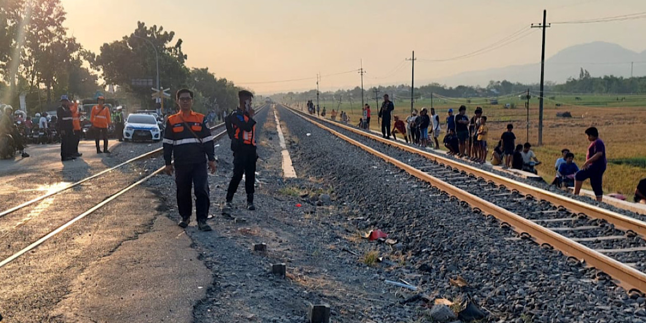 Situasi di lokasi kecelakaan kereta dan truk di jalur Bagor-Saradan. (Foto: Daop 7 Madiun/jatimnow.com)