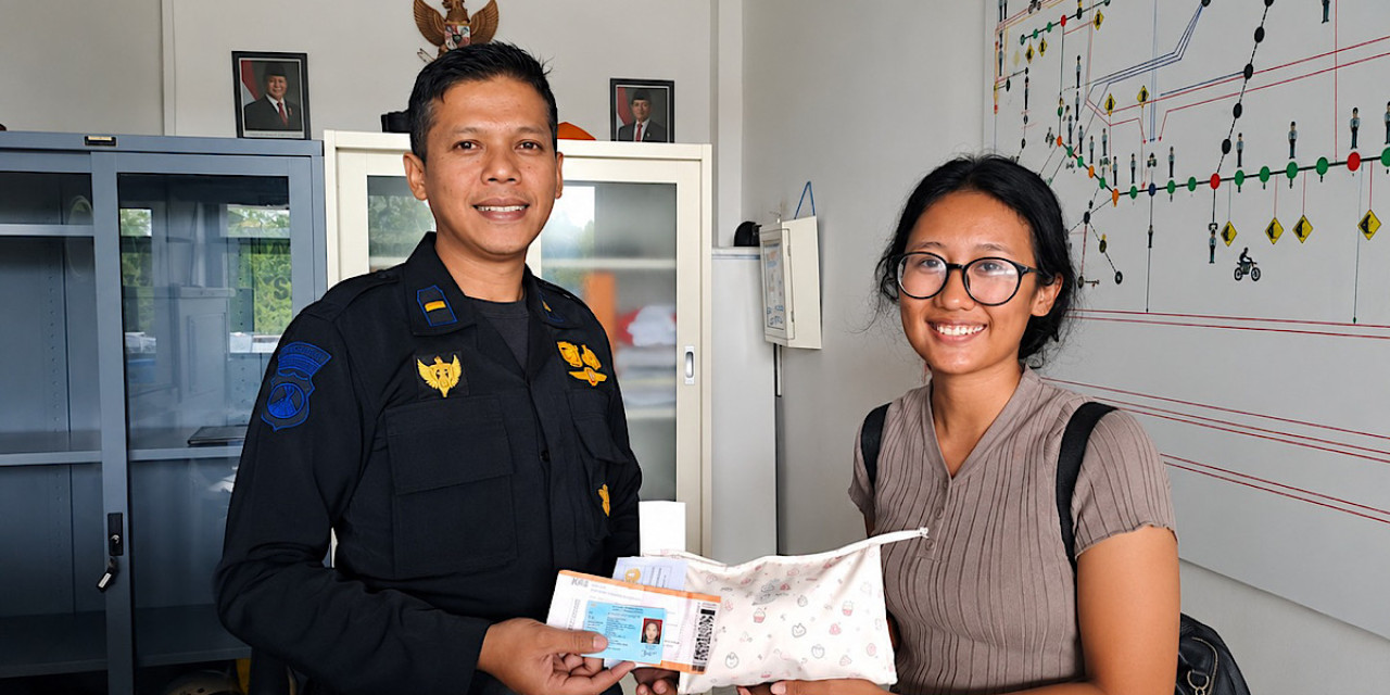 Petugas KAI Daop 9 Jember mengembalikan barang penumpang yang tertinggal. (Foto: Daop 9 Jember/jatimnow.com)
