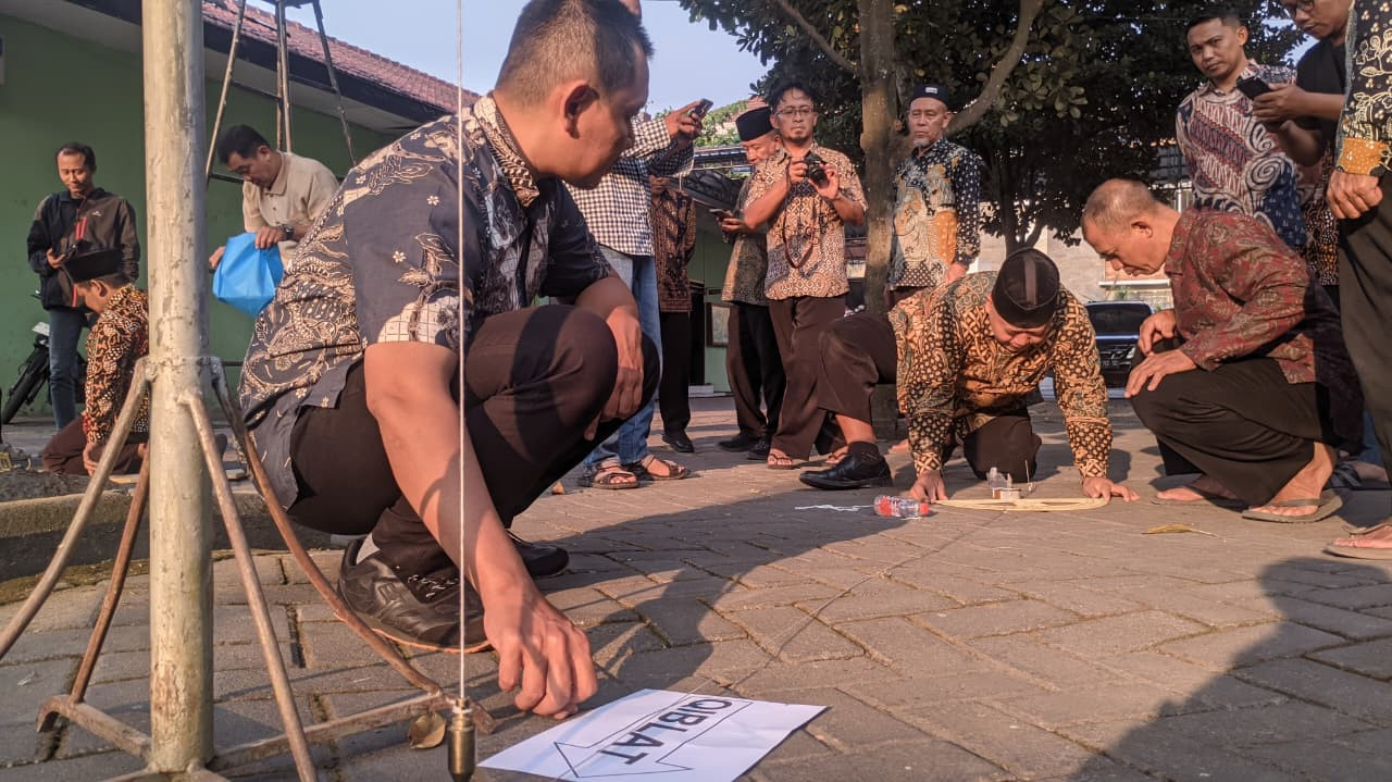 Proses kalibrasi kiblat yang dilakukan Kemenag Tulungagung. (Foto: Bramanta/jatimnow.com)