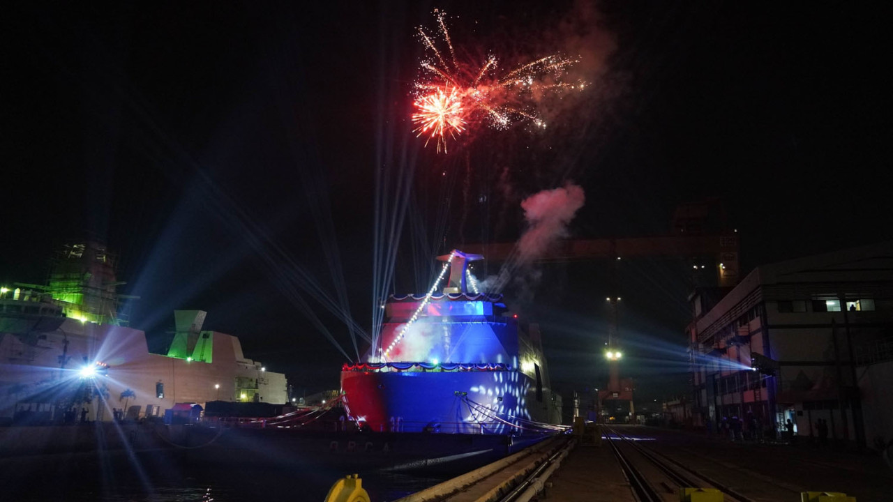 PT PAL Surabaya meluncurkan kapal Landing Dock pesanan Philippine Navy. Proyek ekspor memperkuat posisi industri pertahanan Indonesia di pasar global. (Foto: Humas PT PAL for jatimnow.com)