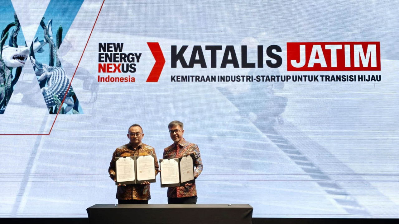 Kepala Dinas Perindustrian dan Perdagangan Jawa Timur, Iwan, menandatangi kerjasama dengan Direktur New Energy Nexus Indonesia, Diyanto Imam. (Foto: Ali Masduki/jatimnow.com)