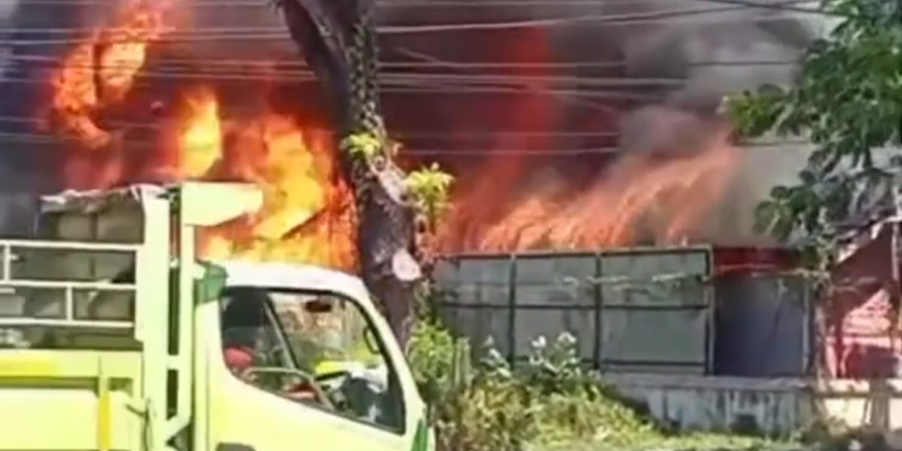 Kobaran api yang berasal dari kedua toko yang terbakar. (Istimewa)