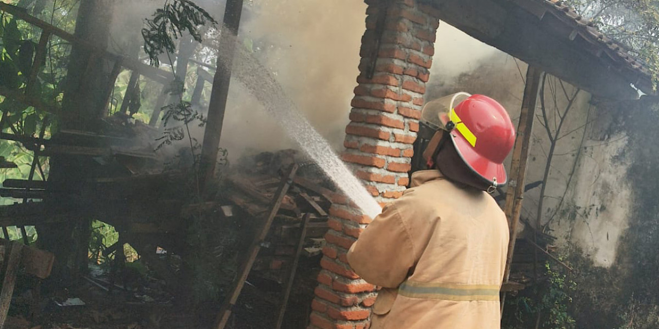 Proses pemadaman oleh Damkar Kediri. (Foto: Damkar Kediri for jatimnow.com)