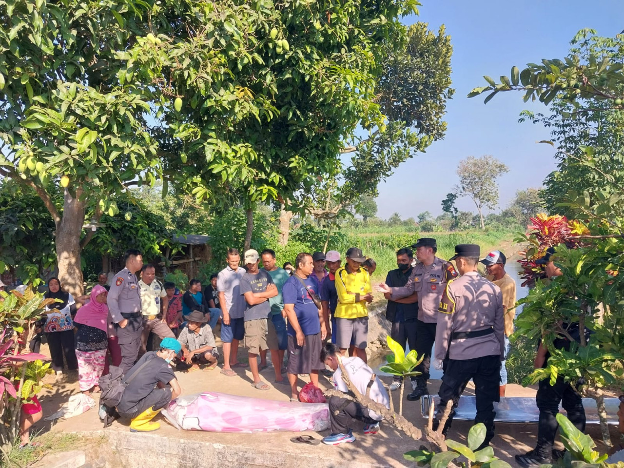 Petugas saat mengevakuasi korban dari sungai. (Foto: Polres Tulungagung for jatimnow.com)