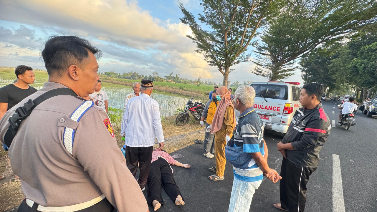 Petugas saat mengevakuasi korban. (Foto: Polsek Sumbergempol for jatimow.com)