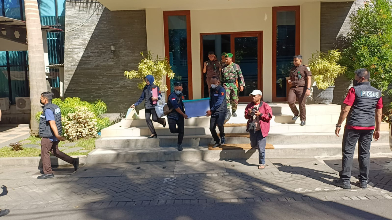 Petugas Kejaksaan Negeri Tulungagung membawa sejumlah bukti dari kantor BPKAD. (Foto: Bramanta/jatimnow.com)