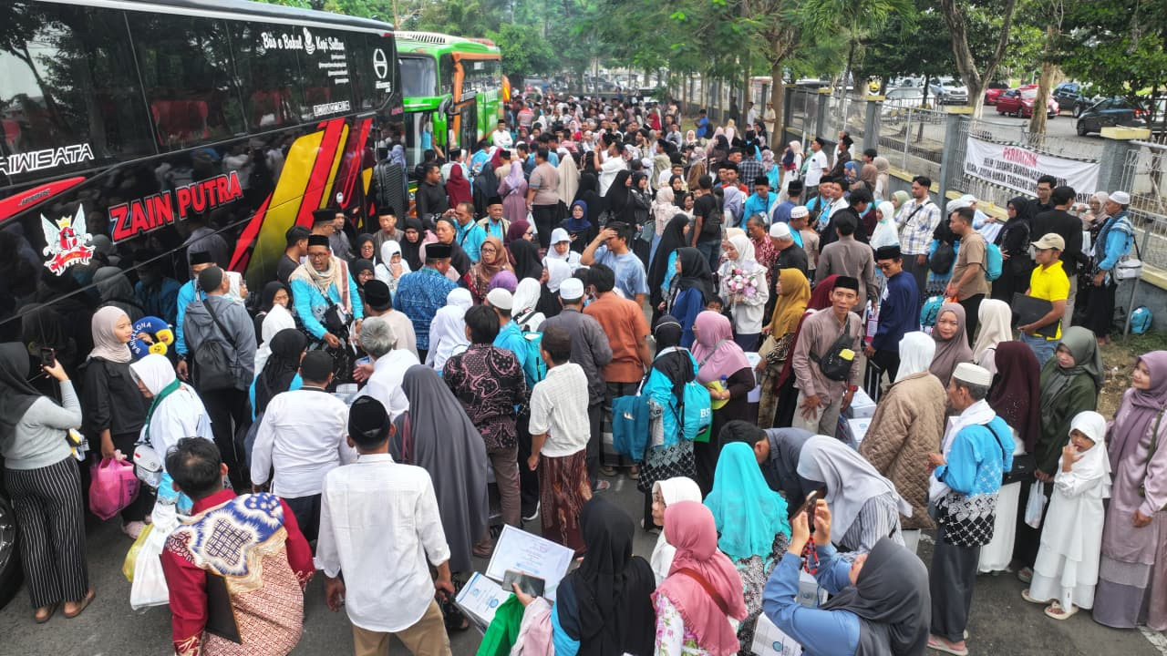 Gus Qowim Sambut Kepulangan Jemaah Haji Kota Kediri, 1 Orang Tertinggal karena Sakit