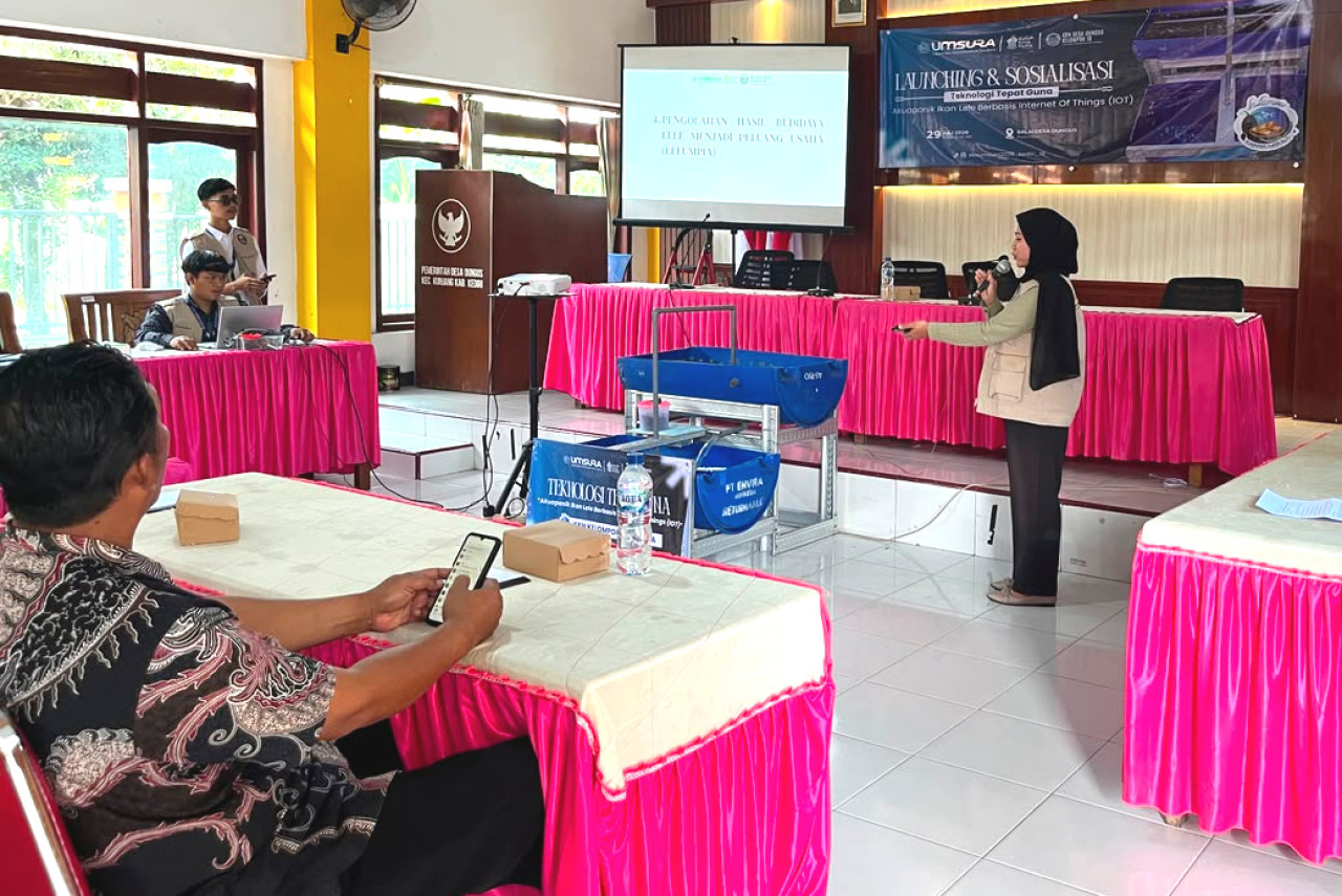 Mahasiswa KKN Umsura mengenalkan akuaponik berbasis IoT dan Lumpia Lele di Desa Dungus. (Foto: Roni for jatimnow.com)