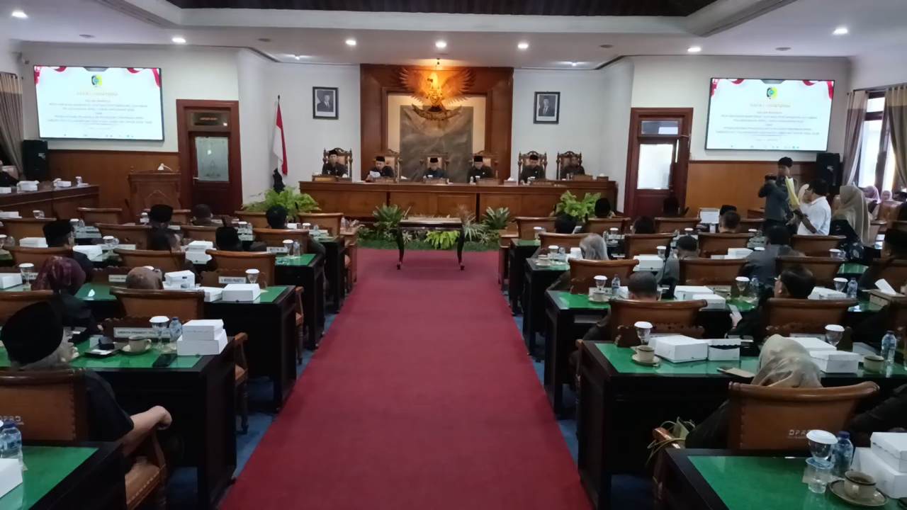 Rapat paripurna pengumuman pergantian komposisi pimpinan DPRD Tulungagung. (Foto: Bramanta/jatimnow.com)