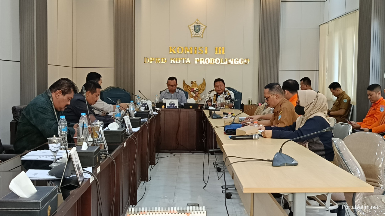 Komisi III DPRD Kota Probolinggo saat melakukan rapat. (Foto: Ide Farid/jatimnow.com)
