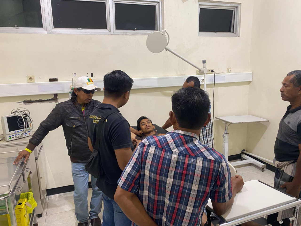 Korban pelemparan bondet saat mendapatkan perawatan. (Foto: Ide Farid/ jatimnow.com)