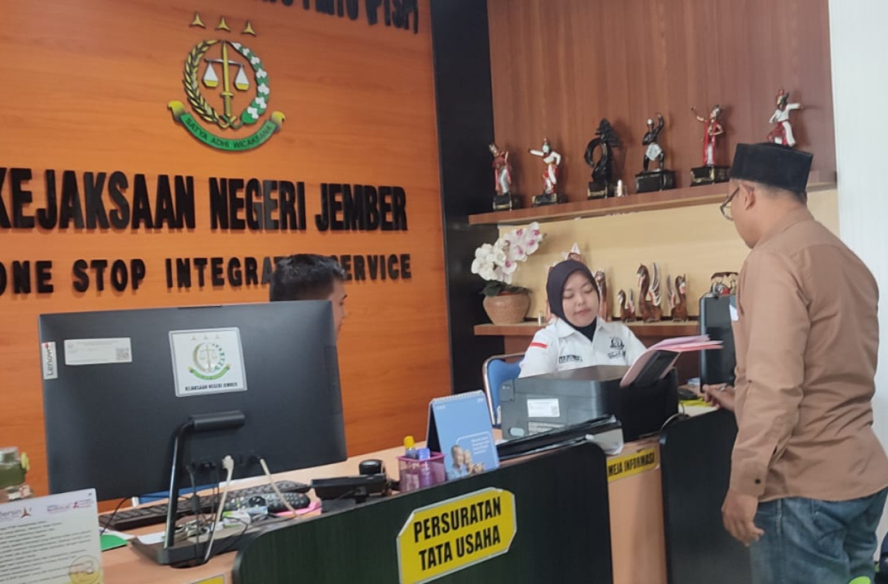 Warga Rowo Indah saat melapor Kadesnya ke Kejari Jember. (Foto: Syakur/jatimnow.com)