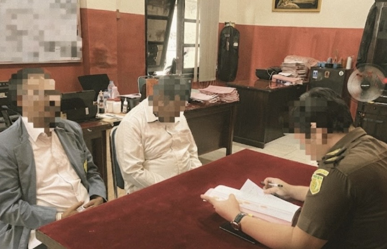 Kades dan Perangkat Desa Ngadisari Probolinggo, tersangka penganiayaan warga. (Foto: Kejari Probolinggo/jatimnow.com)