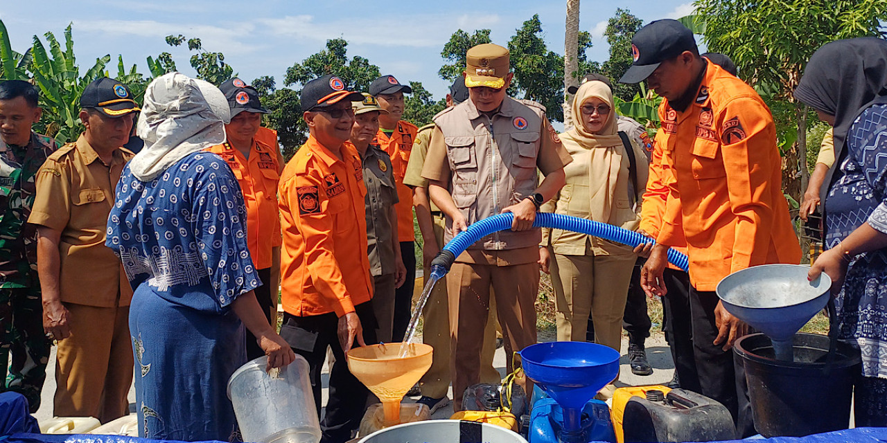Penyaluran bantuan air bersih oleh Bupati Lamongan di Desa Kedungkumpul, Kecamatan Sarirejo, Lamongan. (Foto: Adyad Ammy Iffansah/jatimnow.com)