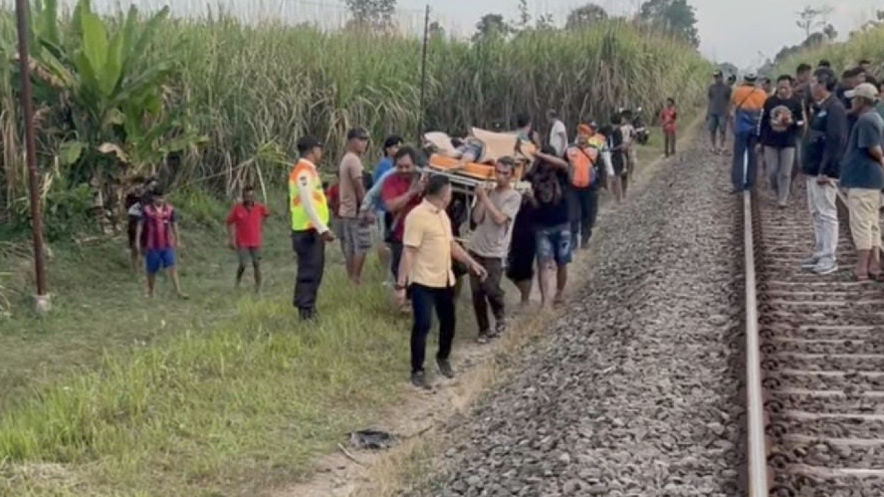 Evakuasi korba tertabrak Commuter Line Dhoho di Kras Kediri. (Foto: Polres Kediri/jatimnow.com)