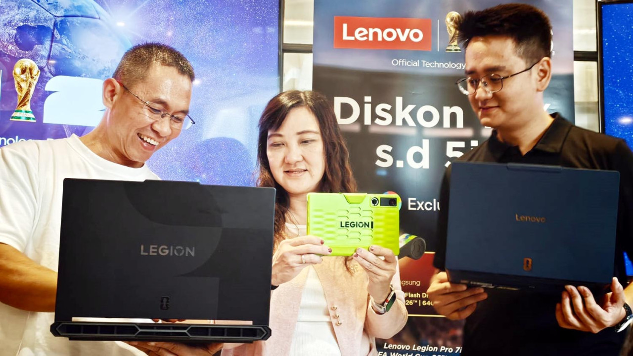 Region Sales Manager Lenovo Indonesia, Daud (kiri), bersama Consumer Product Lead Lenovo Indonesia, Santi Nainggolan, dan Consumer Product Manager Lenovo Indonesia, Hendry Lim. (Foto: Ali Masduki/jatimnow.com)