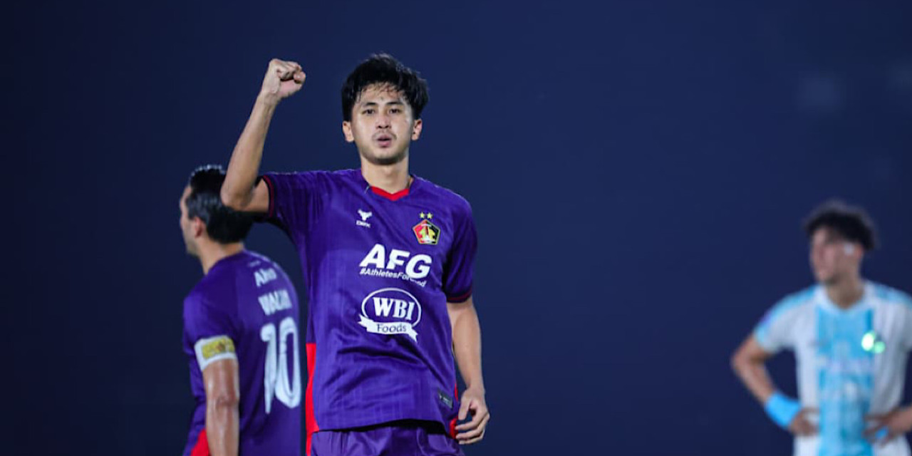 Bek tengah Persik Kediri M Firli usai mencetak gol melawam PSBS Biak. (Foto: Persik Kediri/jatimnow.com)