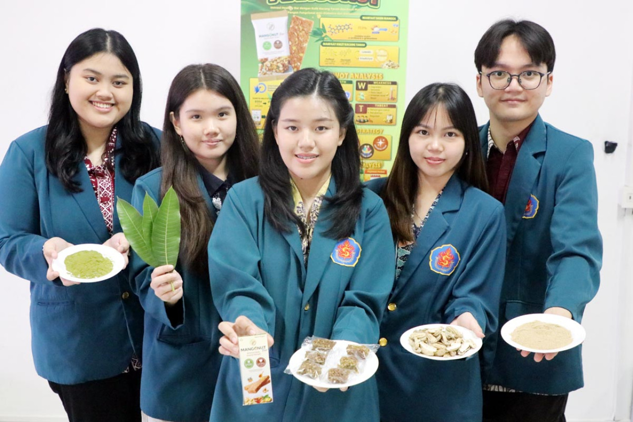 Lima mahasiswa Ubaya pencipta Mangonut Bar, camilan sehat berbahan dasar daun mangga dan kulit kacang tanah. (Foto: Humas Ubaya for jatimnow.com)