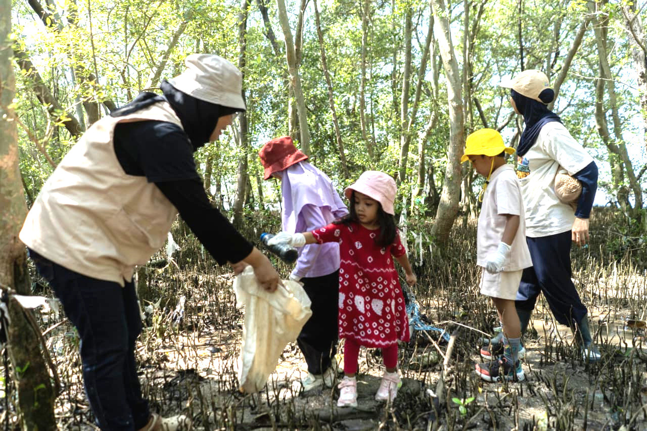 ECOTON bersama pelajar dan relawan membersihkan Mangrove Wonorejo Surabaya. (Foto: Ecoton for jatimnow.com)