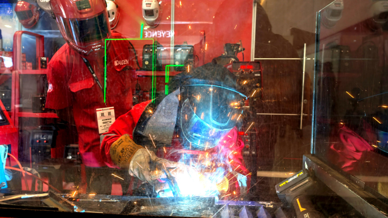 Peserta mendemonstrasikan proses pengelasan menggunakan peralatan industri dalam pembukaan Manufacturing Surabaya 2026 di Grand City Surabaya, Rabu (15/7/2026). (Foto: Ali Masduki/jatimnow.com)