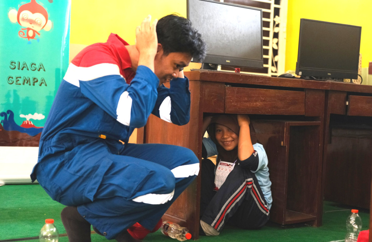 Tim HSSE Pertagas OEJA bersama Relawan Edukasi Bencana Starside Edu merancang simulasi interaktif. (Foto: Pertagas for jatimnow.com)