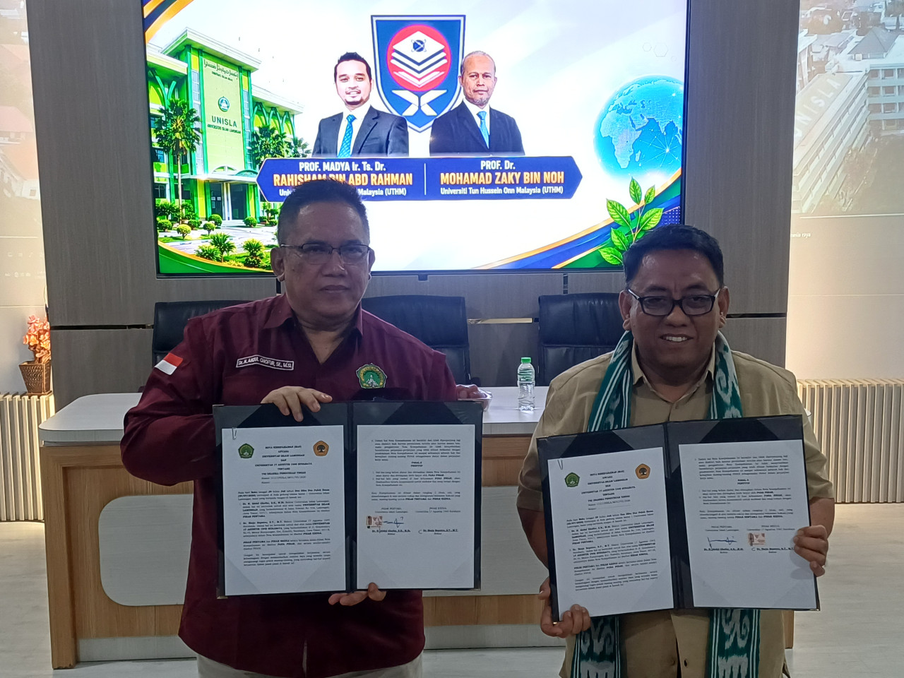 Penandatanganan MoU antara Unisla Lamongan, UTHM Malaysia dan Untag Surabaya, kolaborasi internasional lewat KKN Berdampak. (Foto : Adyad Ammy Iffansah/jatimnow.com).