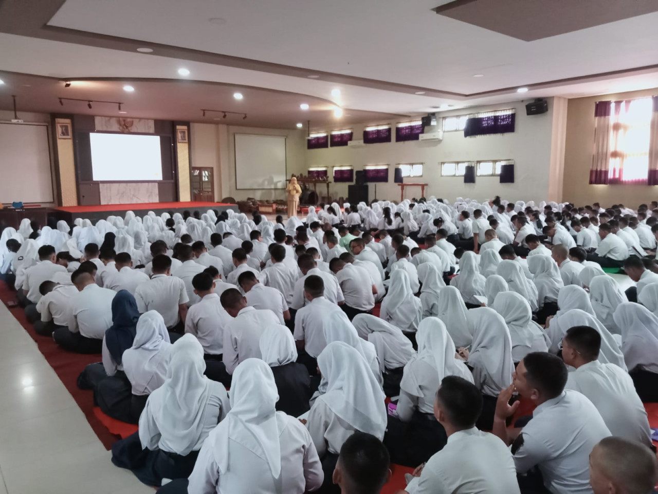 Pelajar di Tulungagung saat mengikuti kegiatan MPLS di sekolah. (Foto: Bramanta/jatimnow.com)