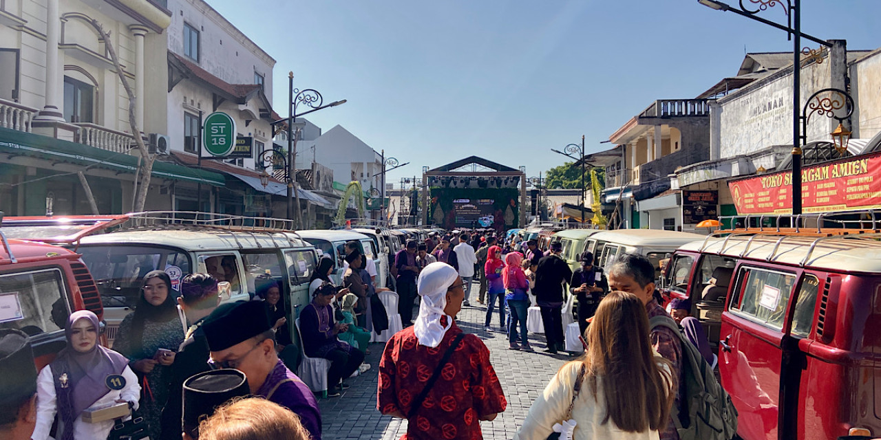 Deretan VW Kombi dan suasana nikah massal di Jalan Stasiun, Kota Kediri.