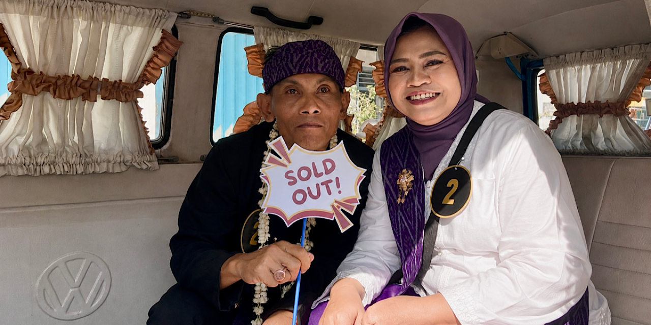 Pasangan peserta nikah massal di Kota Kediri terlihat semringah. Mereka bukan pasangan baru, melainkan lama menikah tapi tidak memiliki dokumen negara yang sah.