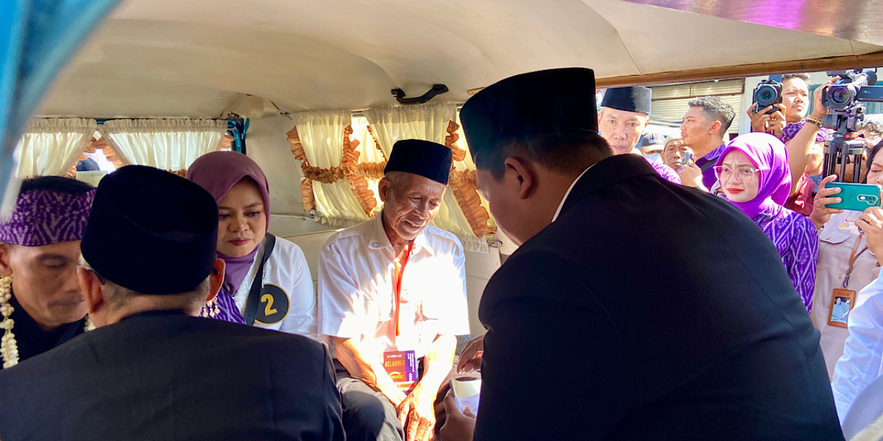 Wali Kota Kediri Vinanda Prameswati menyaksikan akad nikah di dalam VW Kombi bersama perwakilan MURI.