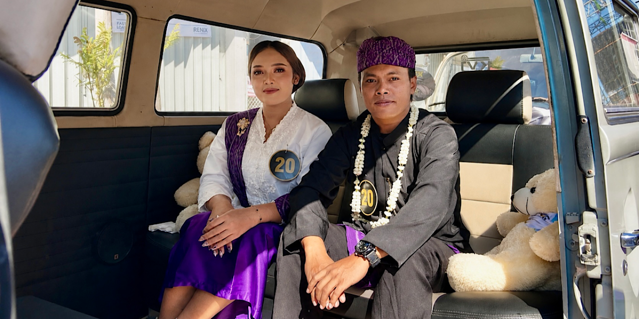 Laura bersama pasangannya setelah proses akad nikah dalam VW Kombi.