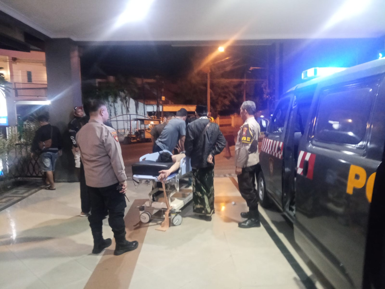 Polisi membawa ODGJ yang mengamuk ke rumah sakit. (Foto: Firman for jatimnow.com)