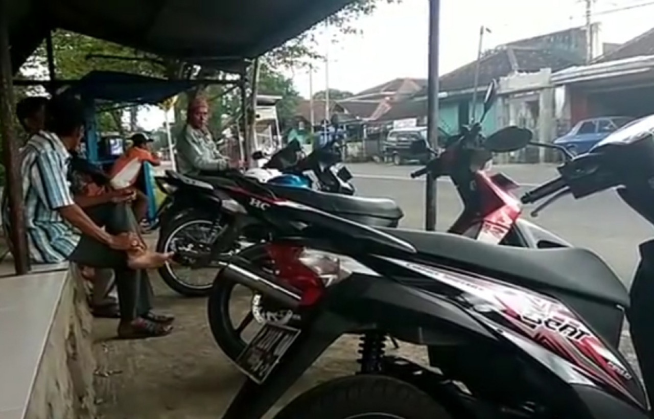 Pangkalan ojek di Kelurahan Bintoro, Kecamatan Patrang, Kabupaten Jember. (Foto: Sugianto/jatimnow.com)