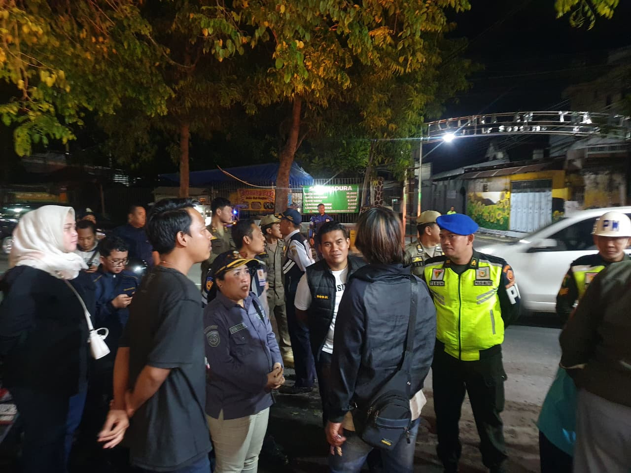 Petugas gabungan saat melakukan sosialisasi parkir berlanganan. (Foto: Bramanta/jatimnow.com)