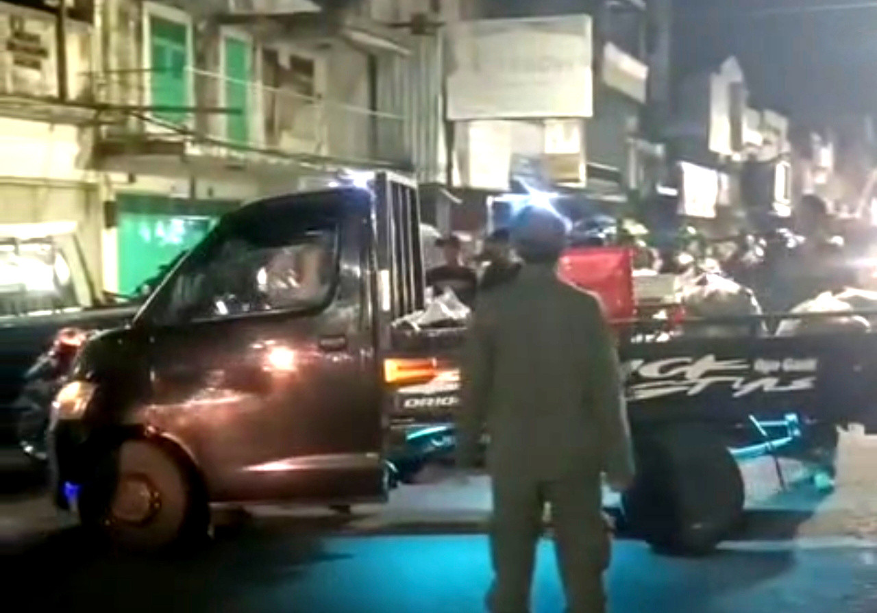 Satpol PP menertibkan parkir di Pasar Tanjung Jember. (Foto/Tangkapan Layar)