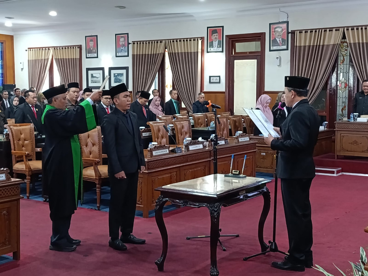 Wahyu saat dilantik sebagai anggota DPRD Tulungagung. (Foto: Bramanta/jatimnow.com)